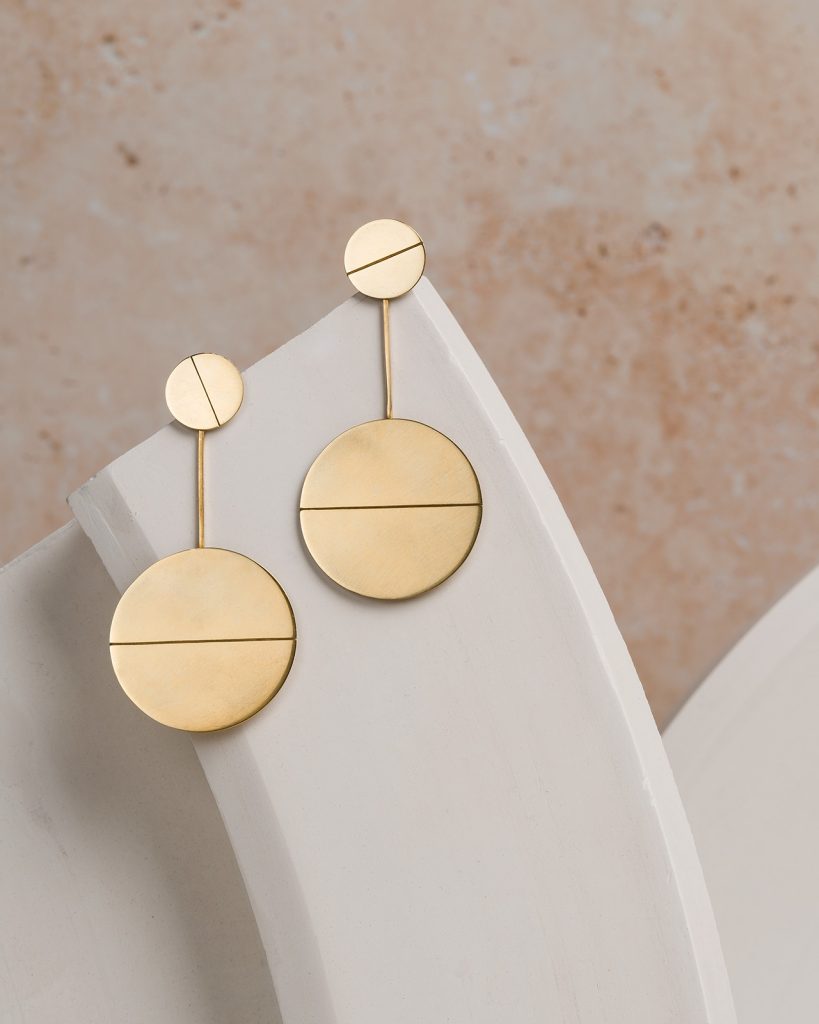 Gold swinging earrings